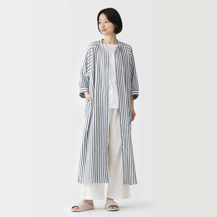 ワンピースとしてだけでなく、薄手の羽織りとしても重宝します