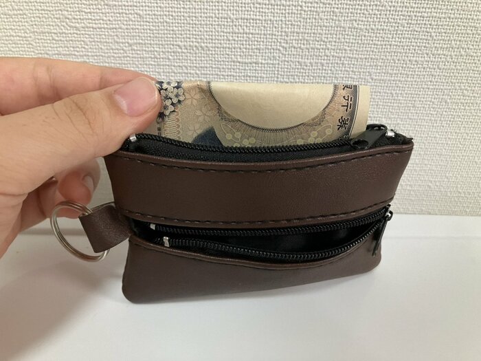 お札は3つ折りにしたらギリギリ収納可能です