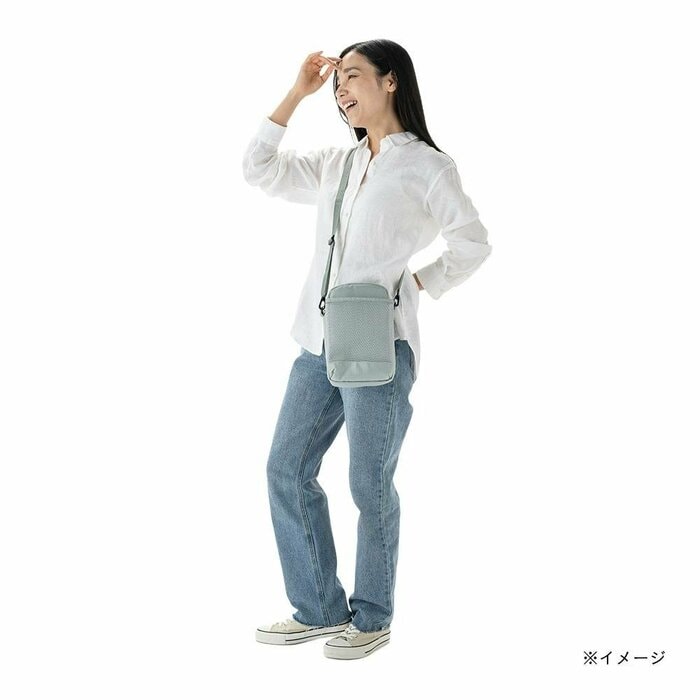 肩紐の長さは最大130cmまで調整可能で、斜め掛けにして使用できます