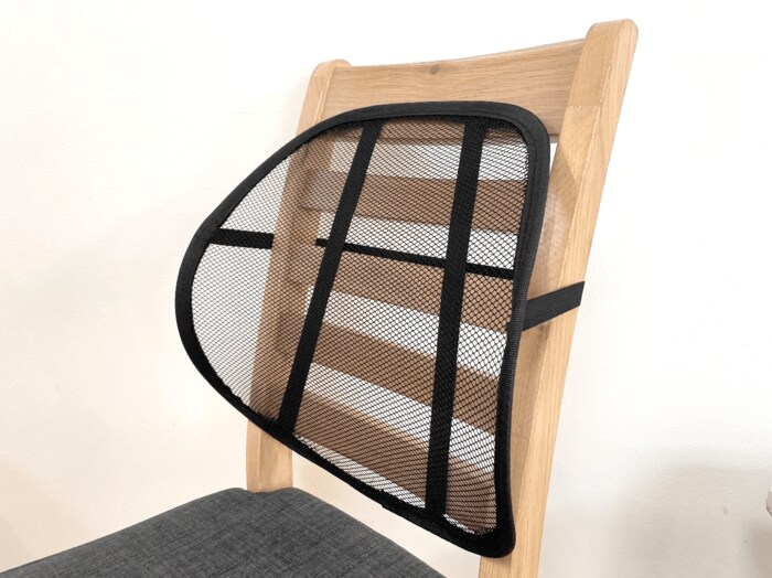 背もたれが硬いダイニングチェアに取りつけてみることに