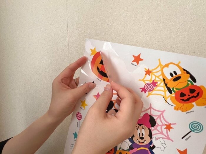 さっそく壁に貼っていきます