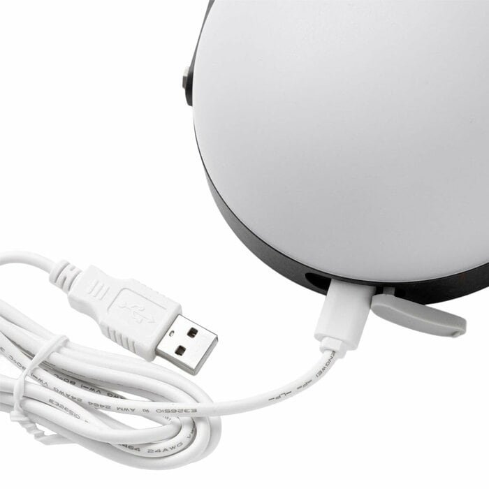 手持ちのスマートフォン用アダプターや、パソコンのUSBポートなどから手軽に充電