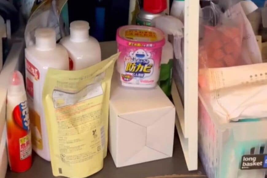 洗面台下の〈デッドスペース〉→無印良品＆ダイソーグッズを組み合わせて……スッキリ！「機能的な収納スペース」に大変身！もうごちゃつかない！