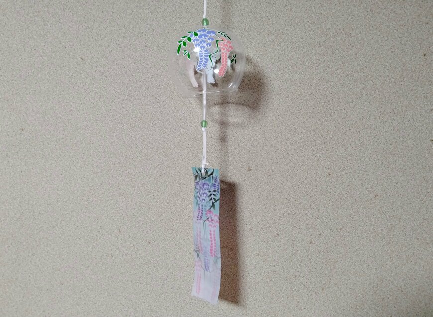 筆者撮影（ダイソー、ガラス風鈴（藤））