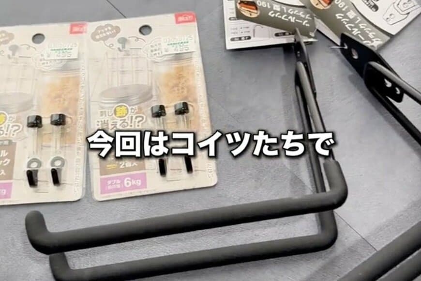 【築20年超賃貸DIY】ピンとフックで壁にスケボーを飾る　大変身した壁に「天才」「かっこいい」