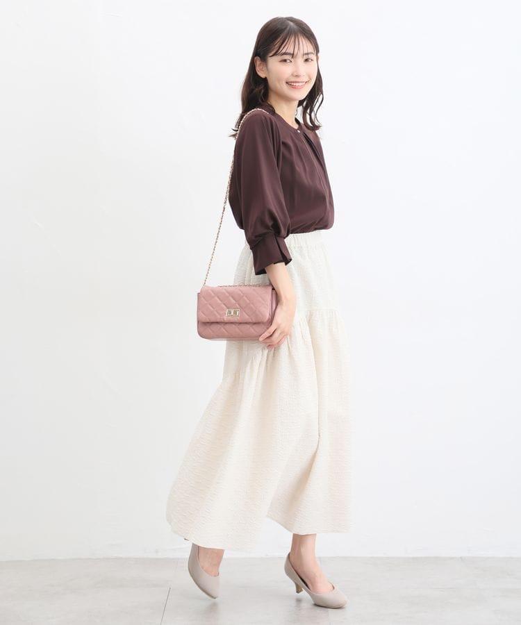 おしゃれなキレイめコーデとも相性ばっちり。大人かわいいスモーキーピンク（出所：ハニーズ公式通販 フラップショルダーバッグ）