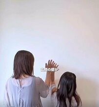 「ほっこりします」築40年住宅、玄関の白い壁を…ママと娘でセルフリフォーム！パッと明るいビタミンカラーに大変身