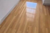 【築35年アパート】玄関のフローリングを貼り替えると…　大変身した明るく開放的な空間に目を疑う