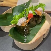 【夫弁当】花束みたいな〈巻き巻きおにぎり〉と華やかトッピングの〈うどん〉が芸術的で美しい！