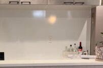 ラベンダー色のアクセントが可愛い！2児のママが【リメイクシートDIY】キッチンの〈真っ白な味気ない壁〉が……約80分で〈ポップなタイル風の壁〉に大変身！