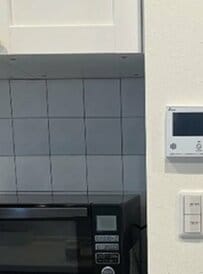 「私もこれで棚作ったよー」建売住宅キッチンの〈カップボード〉→ネジ不要で賃貸でもOK〈おしゃれ飾り棚〉をDIY！反響続々