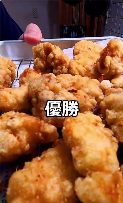 揚げたての唐揚げに「優勝」の文字