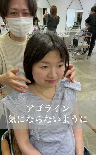 アゴラインの悩みを聞きながら、施術に入る前の様子