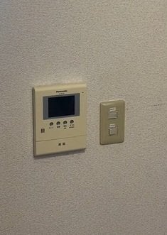 【100均DIY】黄ばんだインターホンモニターが…セリアの意外なアイテムでおしゃれに目隠し