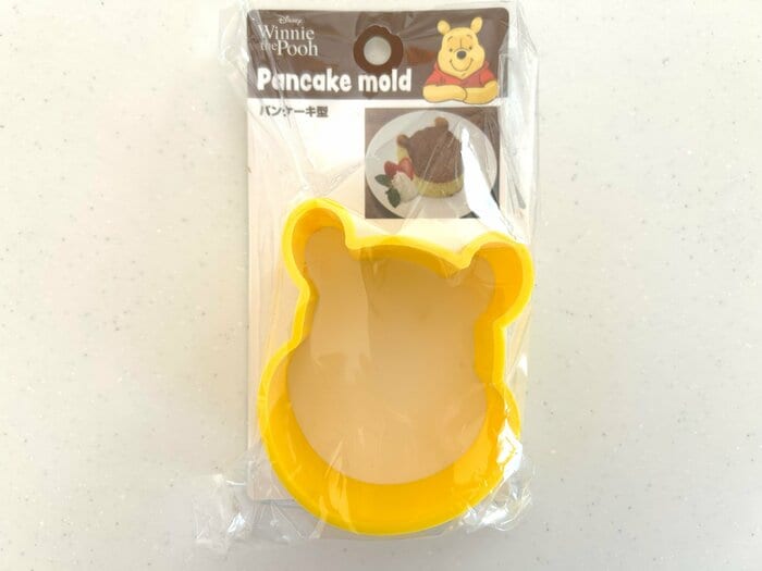 セリアで見つけたのは「プーさん パンケーキ型」110円（税込）です