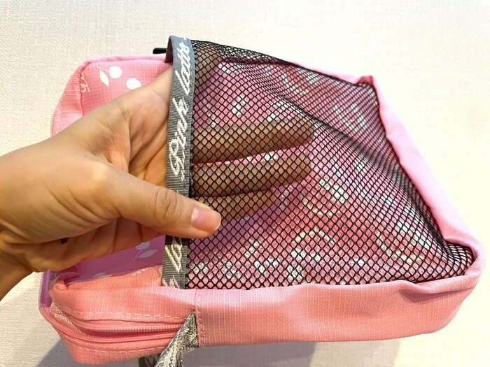メッシュ素材のオープンポケット付きで、さっと小物を入れるのに便利