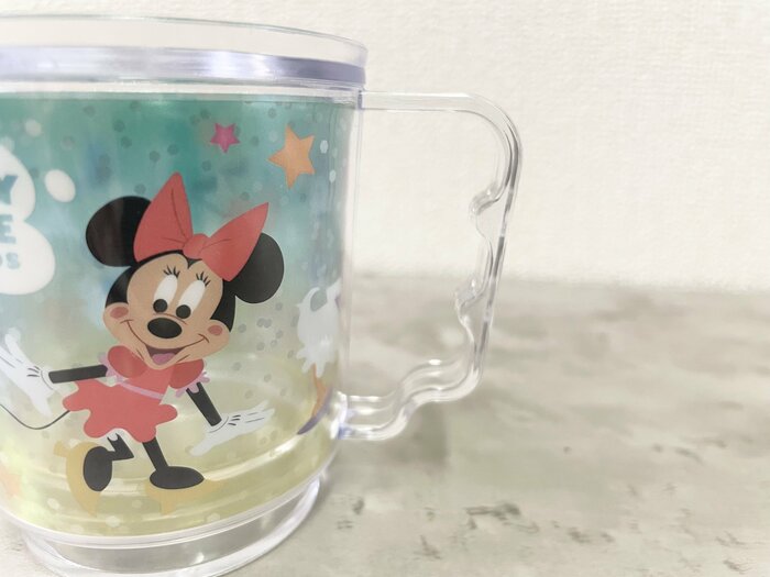 持ち手は、小さな子どもが持ったときに指がフィットするようくぼんでいる