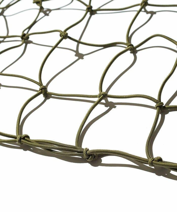 荷室のデッドスペースを有効活用しながら、走行中の揺れによる荷物の散乱や破損を防止