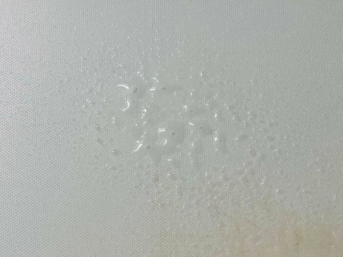 ノズルの中心には多めに、中心から外れるほど細かく少なめにアルコールがかかる