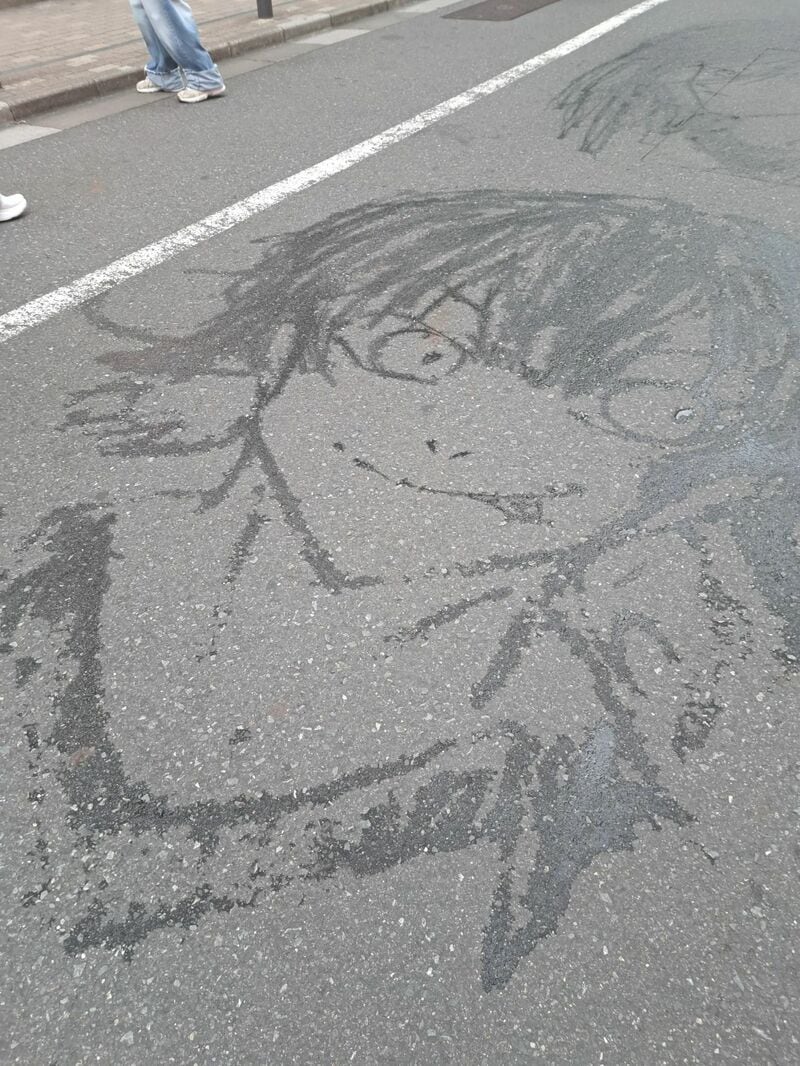 東京・池袋で偶然出合った「水アート」に称賛の声 描かれた人気キャラのクオリティに注目