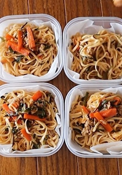 【冷凍弁当】SNSのいいね2万件超！具だくさん「ピリ辛混ぜうどん弁当」が話題