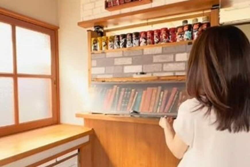 【築30年超の和風中古戸建DIY】キッチン扉を大変身　簡単作業で「カフェ風おしゃれ扉」に…