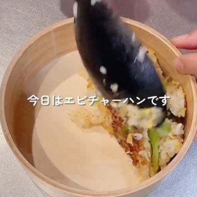 【旦那さんへの愛情弁当】ボリューム満点なエビチャーハンがおいしそう！綺麗な詰め方にも注目