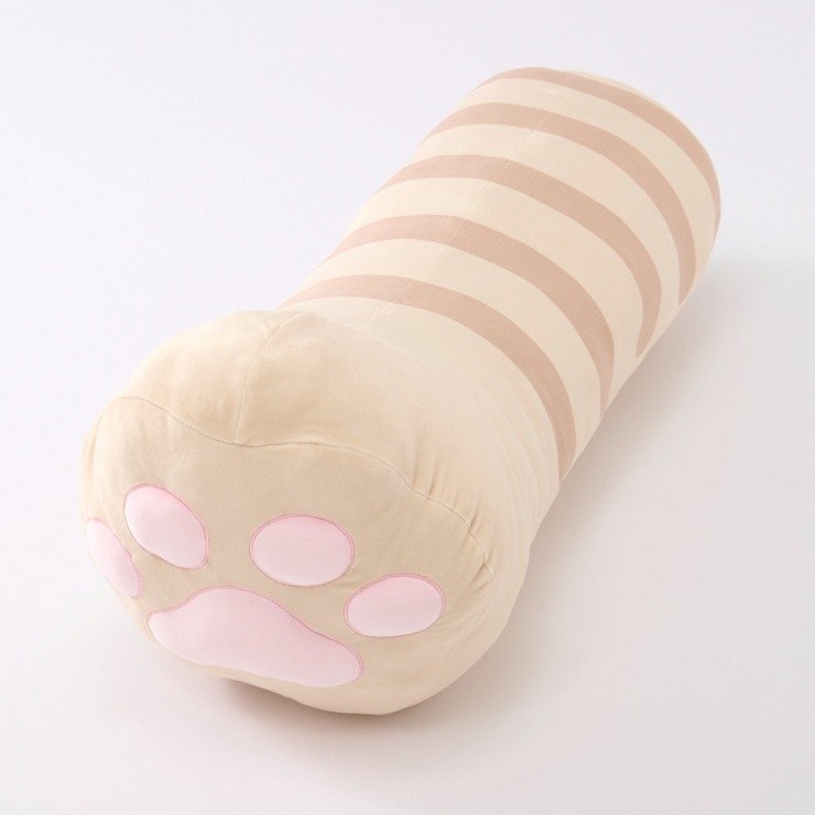 出所：しまむら 公式オンラインストア 抱き枕（猫の足・トラ猫）