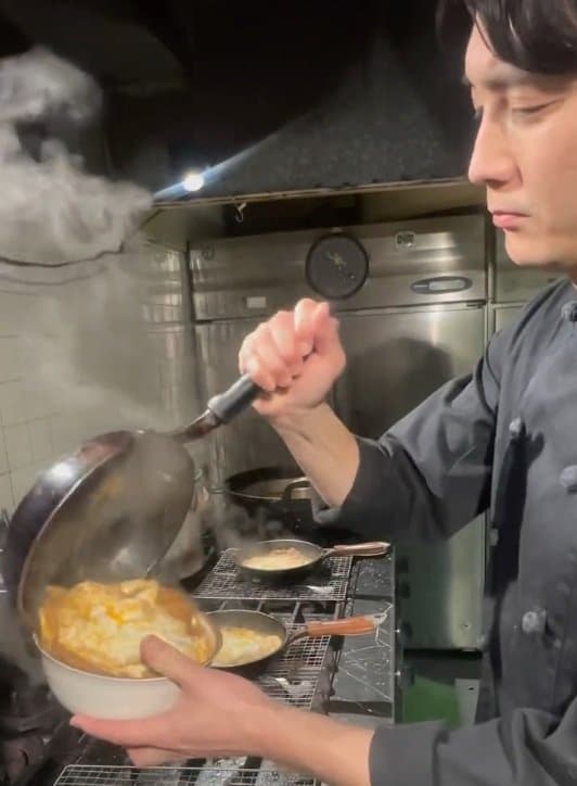 【学生寮飯】「寮のレベルじゃない」イケメン寮長が作るお店レベルの「カツ丼」！手際の良さと顔の良さが際立つ寮長が作る「学生寮のご飯」