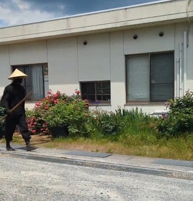 【草刈り】雑草に埋もれた〈福祉施設の花壇〉→土が綺麗に整った〈開放感ある爽快スペース〉に！「いつもながら綺麗なお仕事」と称賛の声