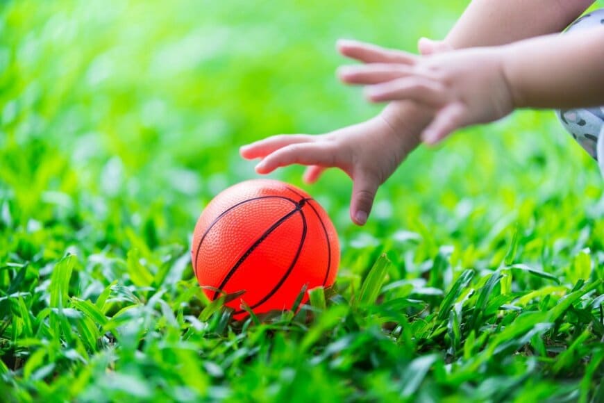 【尊すぎる】小さな子供が持ち上げようとするバスケットボール　身体の半分ほどの大きさに「応援したくなる」