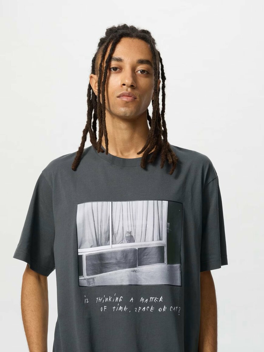 出所：ユニクロ公式　マグナム・フォト UT／カラー：08 DARK GRAY