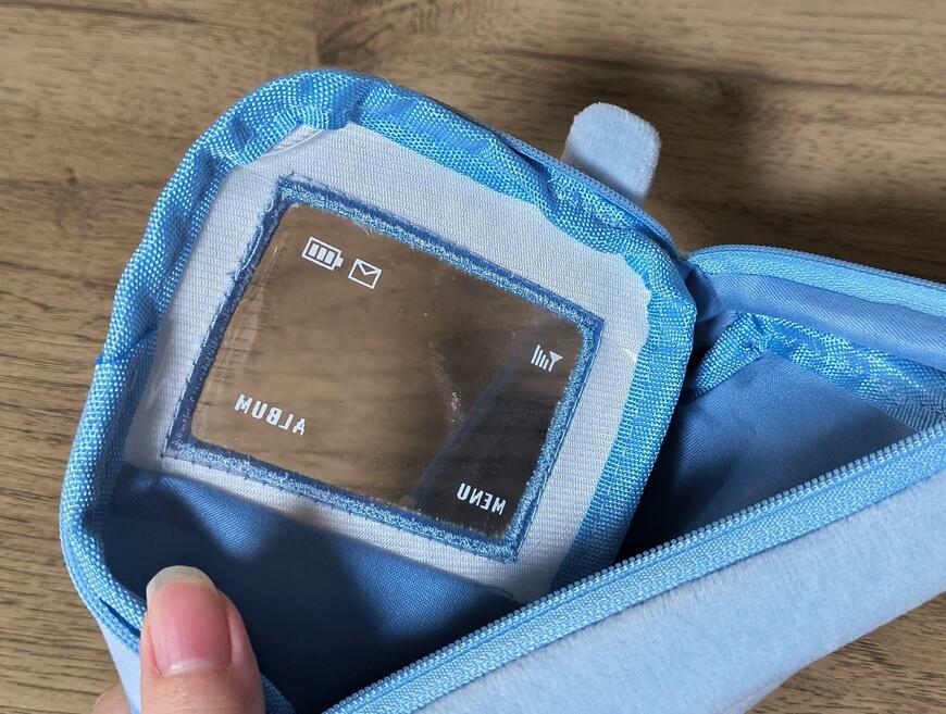 筆者撮影（ダイソー、Y2K携帯ポーチ）