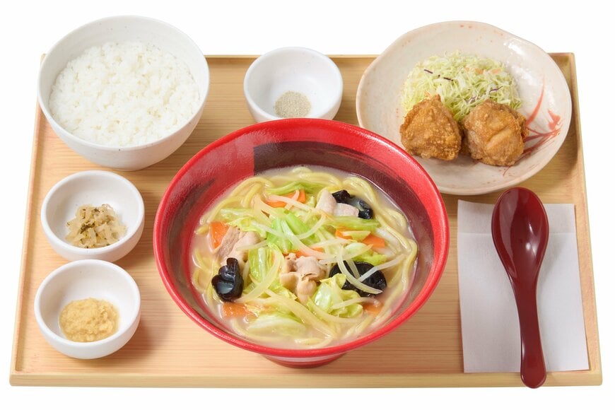 出所：株式会社プレナス「「やよい軒」 の麺シリーズに新商品が登場 白湯スープにもちもち食感の麺が絡まり1/2日分の野菜が摂れる 関東のソウルフード『野菜タンメンとから揚げの定食』3月19日（火）より新発売」