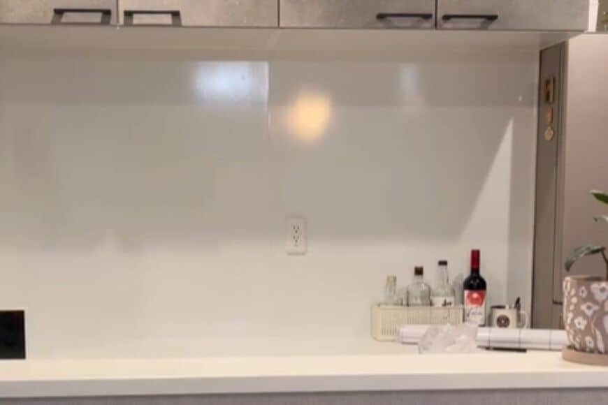 ラベンダー色のアクセントが可愛い！2児のママが【リメイクシートDIY】キッチンの〈真っ白な味気ない壁〉が……約80分で〈ポップなタイル風の壁〉に大変身！