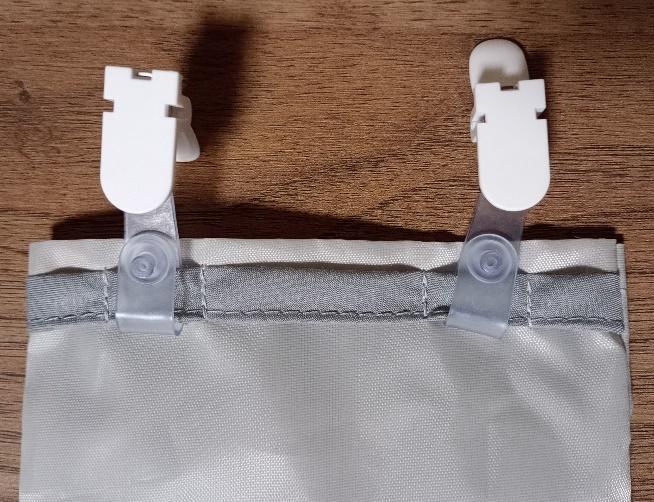 出所：筆者撮影（セリア、移動ポケット 縦型）