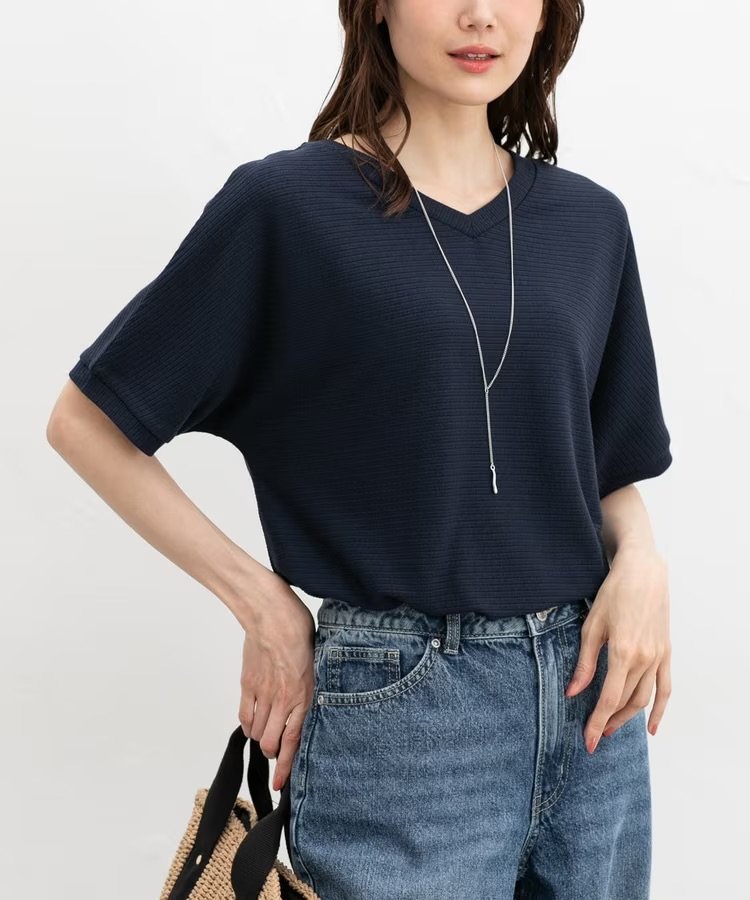 出所：ハニーズ公式　アクセ付ドルマントップス