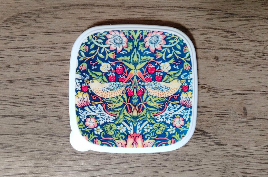 筆者撮影（セリア、シール容器 130ml 2P ウィリアムモリス柄）