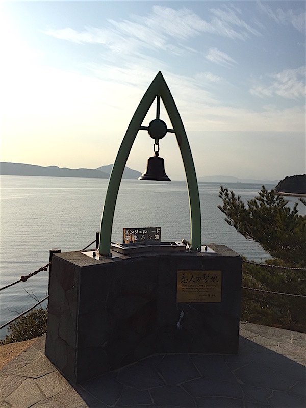 約束の丘展望台では幸せの鐘を鳴らすことができる