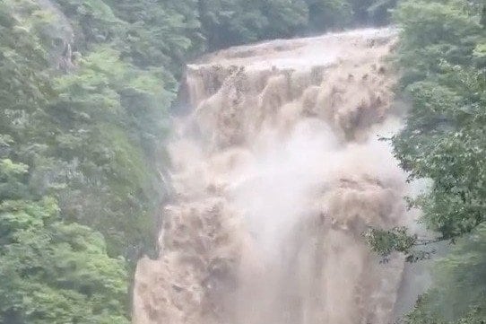 激しい水しぶき