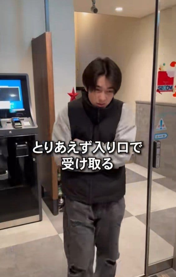 ホテルの入り口で受け取る宿泊客