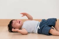 怒った1歳児の「イヤイヤポーズ」があまりにも独特すぎると話題　「個性がありますね」