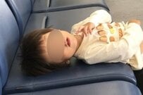 ベンチでくつろぐ「3歳の息子」の姿勢に強烈な違和感　「背骨がないことに気づかなかった」