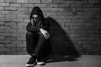 「100円のコーヒーを買うのに躊躇する」若者の貧困。「貧困女子」のリアルと陥る原因とは