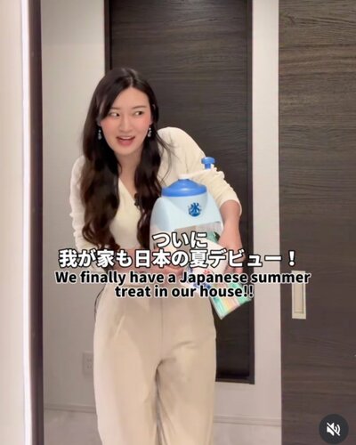 「日本の夏デビュー」と言って友人に駆け寄る女性