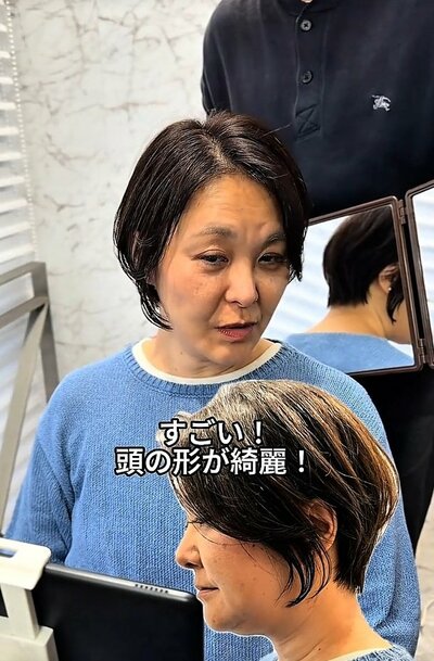 スッキリとしたショートヘアに
