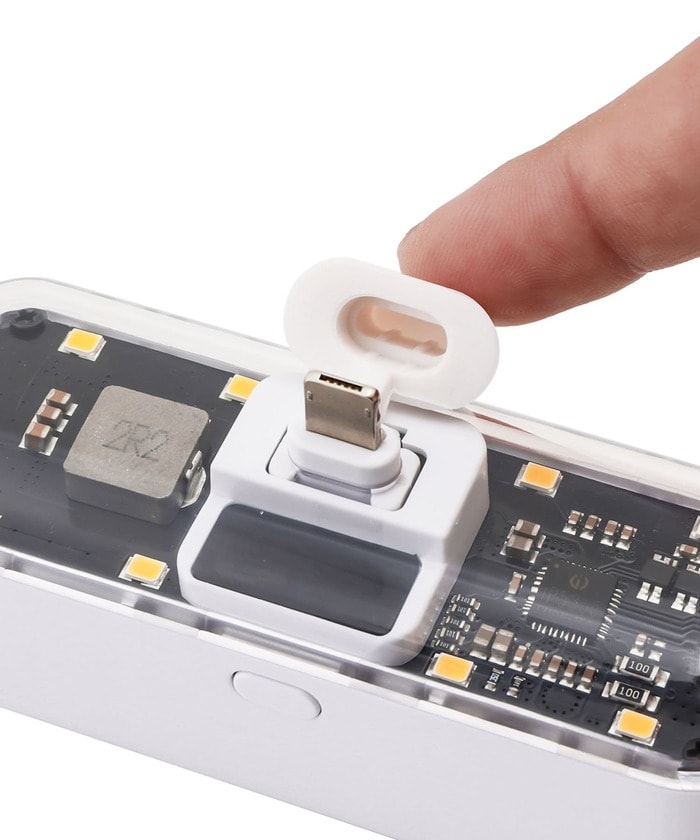スマホに直接カチッと差し込むだけでスピーディーに充電
