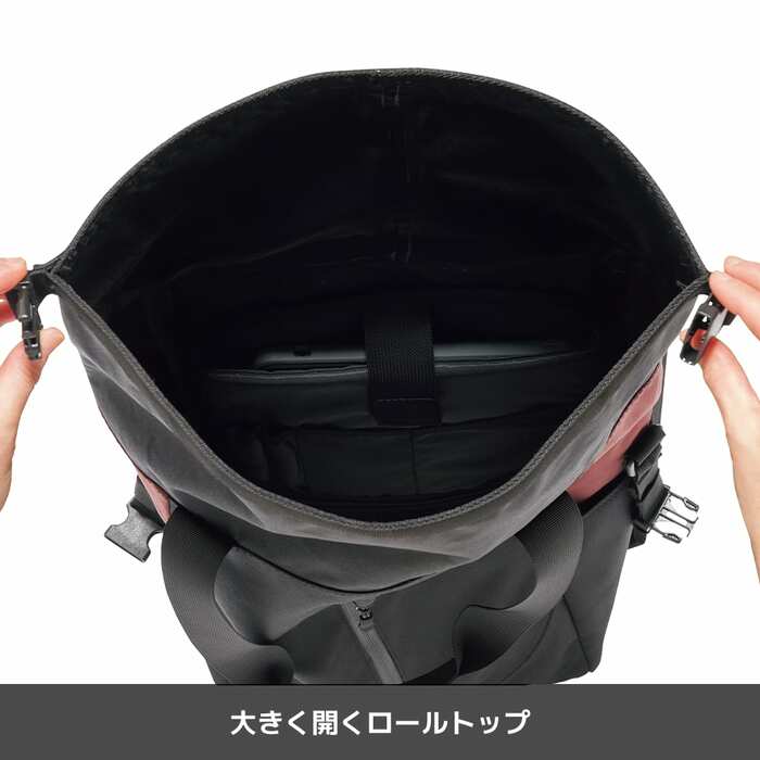 リュックは大きく開くロールトップ式