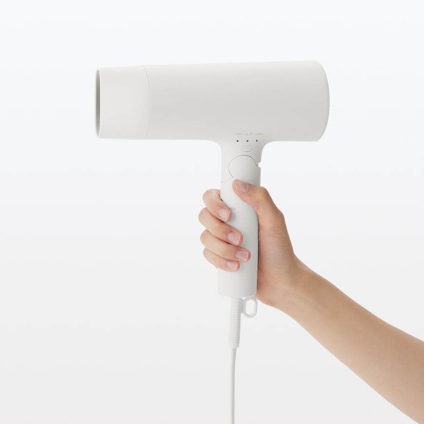 出所：無印良品公式　無印良品公式　大風量マイナスイオンドライヤー　温冷切換機能付き