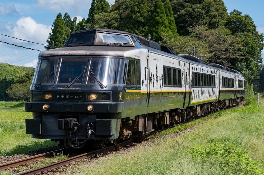 【走れるんだ…】九州を走る特急列車と緑のトンネルに思わず二度見　自然のパワーを感じる光景が話題